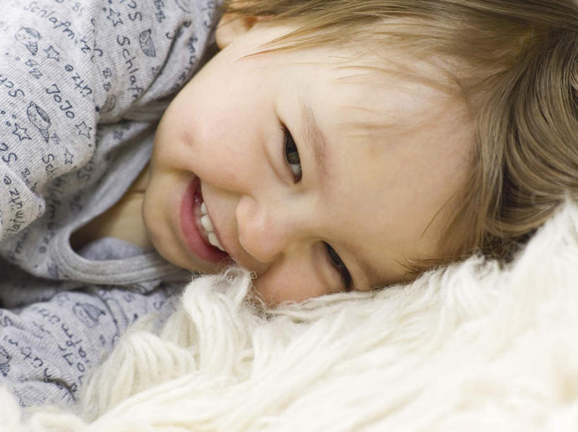 西方人,儿童,脸,头,脸颊,一个人,笑,微笑,露齿笑,横图,室内,特写,白天,正面,纯洁,纺织品,欧洲,欧洲人,仅一个女性,仅一个人,服装,装饰,毛毯,毯子,注视,休闲装,纺织,小孩,衣服,垫子,观察,看,趴着,仅一个小孩,休闲,温暖,休闲服,可爱,童年,童趣,服饰,观看,华丽,修饰,点缀,察看,关注,童真,烂漫,无邪,衬托,美观,雅致,雅观,天真,女孩,女人,女性,白种人,孩子,头部,脸部,脸蛋,面部,趴,半身,彩图,女生