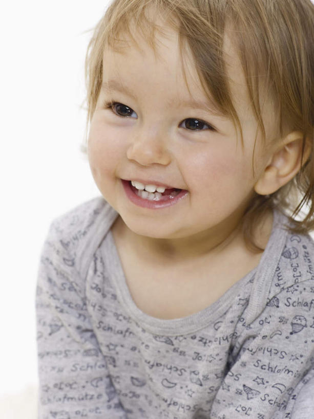 西方人,儿童,脸,头,脸颊,脖子,一个人,坐,笑,微笑,露齿笑,竖图,室内,白天,白色背景,正面,纯洁,欧洲,欧洲人,仅一个女性,仅一个人,服装,注视,休闲装,肩膀,小孩,衣服,观察,看,仅一个小孩,休闲,休闲服,可爱,童年,童趣,摄影,服饰,影棚,观看,察看,关注,童真,烂漫,无邪,天真,女孩,女人,女性,白种人,孩子,头部,脖,颈,颈部,脸部,脸蛋,面部,坐着,半身,彩图,影棚拍摄,拍摄,女生