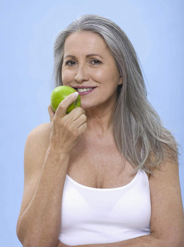西方人,一个人,笑,微笑,露齿笑,竖图,室内,白天,正面,苹果,水果,吊带,欧洲,欧洲人,仅一个女性,仅一个人,握,蓝色背景,服装,新鲜,生食,食品,果实,拿,拿着,注视,吊带衫,食物,一个,衣服,观察,看,握着,摄影,服饰,仅一个老年女性,有机食品,绿色食品,影棚,单个,观看,察看,衣着,穿着,关注,衣饰,老年女性,女人,女性,白种人,半身,彩图,影棚拍摄,拍摄