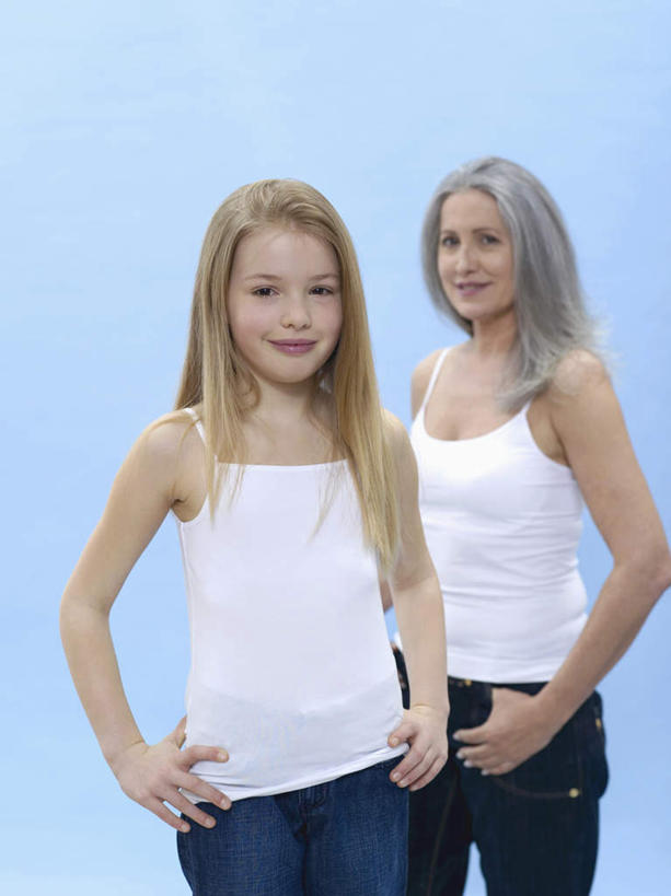 西方人,儿童,老年人,两个人,家庭,祖母,站,笑,微笑,露齿笑,竖图,室内,白天,正面,纯洁,吊带,欧洲,欧洲人,蓝色背景,服装,注视,吊带衫,手叉腰,小孩,衣服,叉腰,观察,看,站着,温暖,温馨,一家人,可爱,童年,童趣,摄影,服饰,影棚,奶奶,观看,祖孙,和睦,察看,双手叉腰,衣着,穿着,关注,童真,烂漫,无邪,外婆,外孙女,外祖母,衣饰,天真,老年女性,女孩,女人,女性,白种人,孩子,孙女,站立,半身,彩图,影棚拍摄,拍摄,融洽,女生