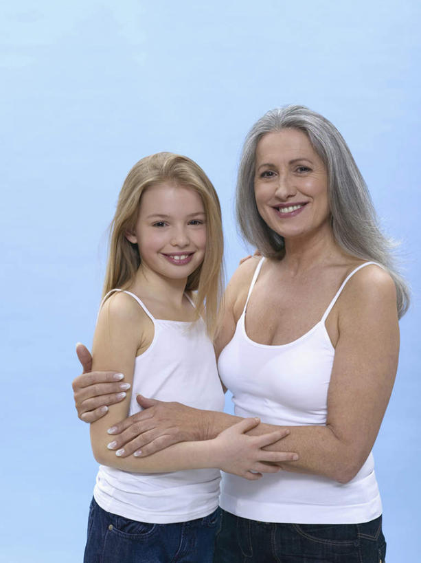 西方人,儿童,老年人,两个人,家庭,祖母,站,抱,笑,微笑,露齿笑,竖图,室内,白天,正面,纯洁,欧洲,欧洲人,蓝色背景,注视,小孩,观察,看,站着,温暖,温馨,一家人,可爱,童年,童趣,摄影,影棚,奶奶,抱着,观看,祖孙,和睦,察看,搂着,关注,童真,烂漫,无邪,外婆,外孙女,外祖母,天真,老年女性,女孩,女人,女性,白种人,孩子,孙女,怀抱,搂,搂抱,相抱,拥抱,站立,半身,彩图,影棚拍摄,拍摄,融洽,女生