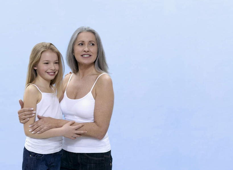 西方人,儿童,老年人,两个人,家庭,祖母,站,抱,笑,微笑,露齿笑,竖图,室内,白天,正面,纯洁,欧洲,欧洲人,蓝色背景,注视,小孩,观察,看,站着,温暖,温馨,一家人,可爱,童年,童趣,摄影,影棚,奶奶,抱着,观看,祖孙,和睦,察看,搂着,关注,童真,烂漫,无邪,外婆,外孙女,外祖母,天真,老年女性,女孩,女人,女性,白种人,孩子,孙女,怀抱,搂,搂抱,相抱,拥抱,站立,半身,彩图,影棚拍摄,拍摄,融洽,女生