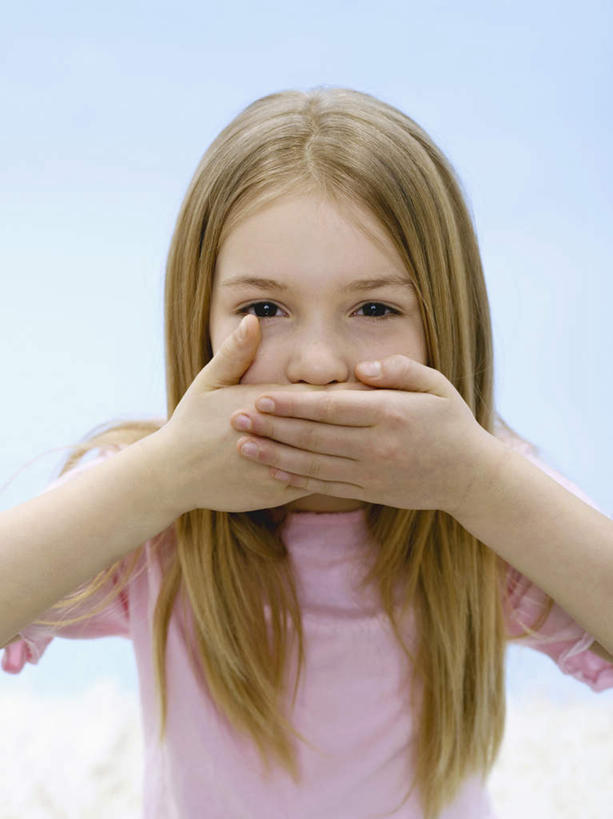 西方人,儿童,一个人,站,竖图,室内,白天,正面,纯洁,欧洲,欧洲人,仅一个女性,仅一个人,蓝色背景,服装,注视,休闲装,小孩,衣服,观察,看,站着,仅一个小孩,休闲,休闲服,可爱,童年,童趣,遮,遮掩,摄影,服饰,影棚,观看,察看,掩盖,遮挡,关注,童真,烂漫,无邪,遮盖,掩饰,天真,女孩,女人,女性,白种人,孩子,站立,半身,彩图,影棚拍摄,拍摄,女生