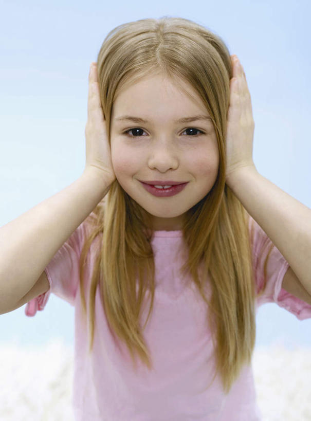 西方人,儿童,一个人,站,竖图,室内,白天,正面,纯洁,欧洲,欧洲人,仅一个女性,仅一个人,蓝色背景,服装,注视,休闲装,小孩,衣服,观察,看,站着,仅一个小孩,休闲,休闲服,可爱,童年,童趣,遮,遮掩,摄影,服饰,影棚,观看,察看,掩盖,遮挡,关注,童真,烂漫,无邪,遮盖,掩饰,天真,女孩,女人,女性,白种人,孩子,站立,半身,彩图,影棚拍摄,拍摄,女生