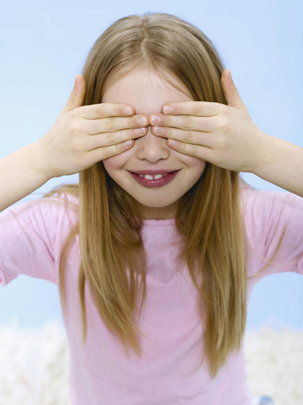 西方人,儿童,一个人,站,笑,微笑,露齿笑,竖图,室内,白天,正面,纯洁,欧洲,欧洲人,仅一个女性,仅一个人,蓝色背景,服装,休闲装,小孩,衣服,站着,仅一个小孩,休闲,休闲服,可爱,童年,童趣,遮,遮掩,摄影,服饰,影棚,掩盖,遮挡,童真,烂漫,无邪,遮盖,掩饰,天真,女孩,女人,女性,白种人,孩子,站立,半身,彩图,影棚拍摄,拍摄,女生