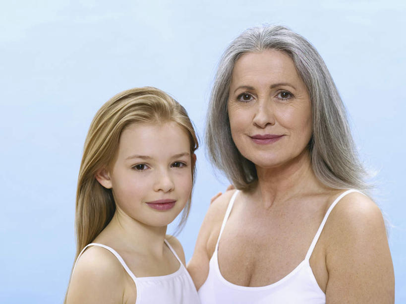 西方人,儿童,老年人,两个人,家庭,祖母,站,笑,微笑,竖图,室内,白天,正面,纯洁,欧洲,欧洲人,蓝色背景,注视,小孩,观察,看,站着,温暖,温馨,一家人,可爱,童年,童趣,摄影,影棚,奶奶,观看,祖孙,和睦,察看,关注,童真,烂漫,无邪,外婆,外孙女,外祖母,天真,老年女性,女孩,女人,女性,白种人,孩子,孙女,站立,半身,彩图,影棚拍摄,拍摄,融洽,女生