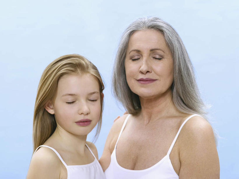 西方人,儿童,老年人,两个人,家庭,祖母,站,闭眼,笑,微笑,竖图,室内,白天,正面,纯洁,欧洲,欧洲人,蓝色背景,小孩,站着,温暖,温馨,一家人,可爱,童年,童趣,摄影,影棚,奶奶,祖孙,和睦,童真,烂漫,无邪,外婆,外孙女,外祖母,天真,老年女性,女孩,女人,女性,白种人,孩子,孙女,闭眼睛,闭着眼,闭着眼睛,站立,半身,彩图,影棚拍摄,拍摄,融洽,女生