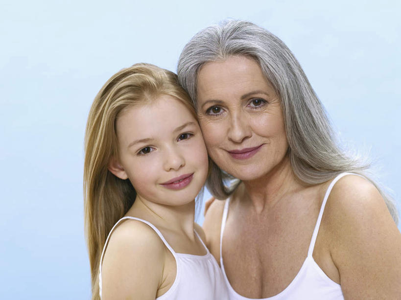 西方人,儿童,老年人,两个人,家庭,祖母,站,笑,微笑,竖图,室内,白天,正面,纯洁,欧洲,欧洲人,蓝色背景,依偎,注视,小孩,观察,看,靠,靠着,倚靠,站着,温暖,温馨,一家人,可爱,童年,童趣,摄影,影棚,奶奶,观看,祖孙,和睦,察看,倚着,关注,童真,烂漫,无邪,外婆,外孙女,外祖母,依附,依赖,投靠,天真,老年女性,女孩,女人,女性,白种人,孩子,孙女,站立,半身,彩图,影棚拍摄,拍摄,融洽,女生