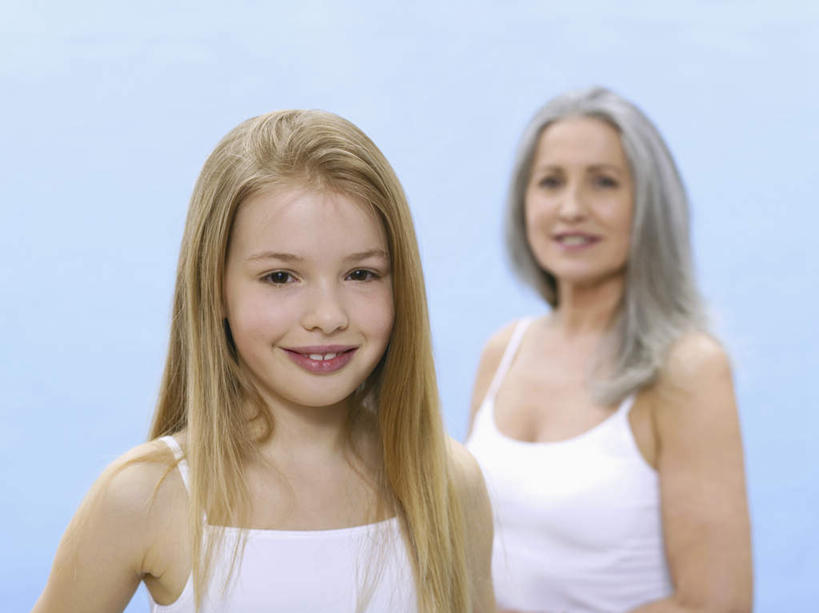 西方人,儿童,老年人,两个人,家庭,祖母,站,笑,微笑,露齿笑,竖图,室内,白天,正面,纯洁,欧洲,欧洲人,蓝色背景,注视,小孩,观察,看,站着,温暖,温馨,一家人,可爱,童年,童趣,摄影,影棚,奶奶,观看,祖孙,和睦,察看,关注,童真,烂漫,无邪,外婆,外孙女,外祖母,天真,老年女性,女孩,女人,女性,白种人,孩子,孙女,站立,半身,彩图,影棚拍摄,拍摄,融洽,女生