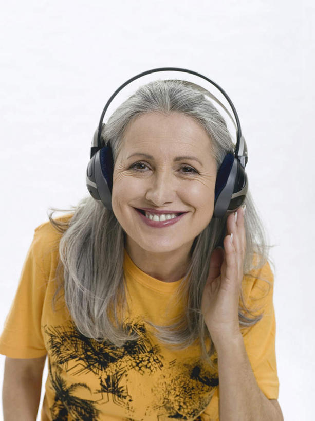 西方人,一个人,站,笑,摸,微笑,露齿笑,竖图,室内,白天,白色背景,正面,快乐,满意,幸福,欧洲,欧洲人,仅一个女性,仅一个人,抚摸,服装,音响,音乐,注视,休闲装,娱乐,衣服,耳机,观察,看,站着,享受,休闲,休闲服,放松,摄影,服饰,仅一个老年女性,影棚,观看,察看,舒适,享乐,关注,老年女性,女人,女性,白种人,触摸,接触,站立,半身,彩图,影棚拍摄,拍摄