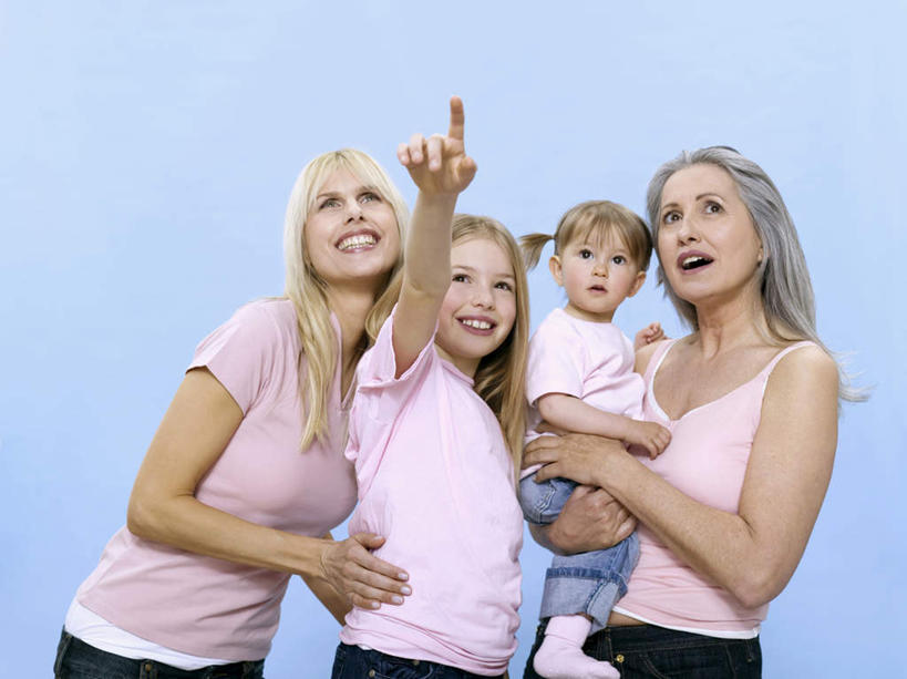 西方人,儿童,老年人,四个人,母亲,女儿,祖母,三代同堂,站,举,抱,笑,微笑,露齿笑,竖图,室内,白天,正面,纯洁,欧洲,欧洲人,指,蓝色背景,服装,注视,指点,休闲装,祖孙三代,小孩,衣服,观察,看,托,站着,休闲,温暖,温馨,母女,休闲服,可爱,母爱,童年,童趣,摄影,服饰,影棚,奶奶,抱着,观看,祖孙,和睦,察看,搂着,指向,关注,童真,烂漫,无邪,外婆,外孙女,外祖母,天真,老年女性,年轻女性,女孩,女人,女性,白种人,孩子,年轻人,全家福,孙女,怀抱,举起,举手,举着,搂,搂抱,相抱,向上举,向上伸,向上托,拥抱,站立,半身,彩图,影棚拍摄,拍摄,融洽,女生,多代同堂,妈妈