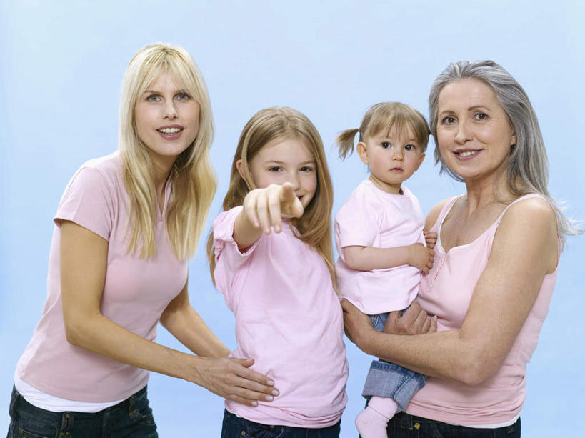 西方人,儿童,老年人,四个人,母亲,女儿,祖母,三代同堂,站,抱,笑,微笑,露齿笑,竖图,室内,白天,正面,纯洁,欧洲,欧洲人,指,蓝色背景,服装,注视,指点,休闲装,祖孙三代,小孩,衣服,观察,看,站着,休闲,温暖,温馨,母女,休闲服,可爱,母爱,童年,童趣,摄影,服饰,影棚,奶奶,抱着,观看,祖孙,和睦,察看,搂着,指向,关注,童真,烂漫,无邪,外婆,外孙女,外祖母,天真,老年女性,年轻女性,女孩,女人,女性,白种人,孩子,年轻人,全家福,孙女,怀抱,搂,搂抱,相抱,拥抱,站立,半身,彩图,影棚拍摄,拍摄,融洽,女生,多代同堂,妈妈