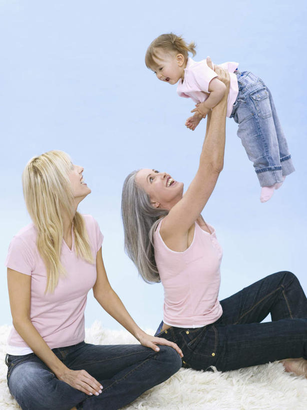 西方人,儿童,老年人,三个人,母亲,女儿,祖母,三代同堂,坐,举,抱,盘腿,竖图,室内,白天,正面,纯洁,纺织品,欧洲,欧洲人,蓝色背景,服装,装饰,毛毯,毯子,注视,休闲装,祖孙三代,纺织,小孩,衣服,垫子,观察,看,托,休闲,温暖,温馨,母女,休闲服,可爱,母爱,童年,童趣,摄影,服饰,影棚,奶奶,抱着,观看,祖孙,华丽,修饰,点缀,和睦,察看,搂着,关注,童真,烂漫,无邪,外婆,外孙女,外祖母,衬托,美观,雅致,雅观,天真,老年女性,年轻女性,女孩,女人,女性,白种人,孩子,年轻人,全家福,孙女,怀抱,举起,举手,举着,搂,搂抱,盘腿而坐,盘膝,盘着腿的,盘着腿坐,双腿交叉,抬头,相抱,向上举,向上伸,向上托,仰头,拥抱,坐着,半身,彩图,影棚拍摄,拍摄,融洽,女生,多代同堂,妈妈