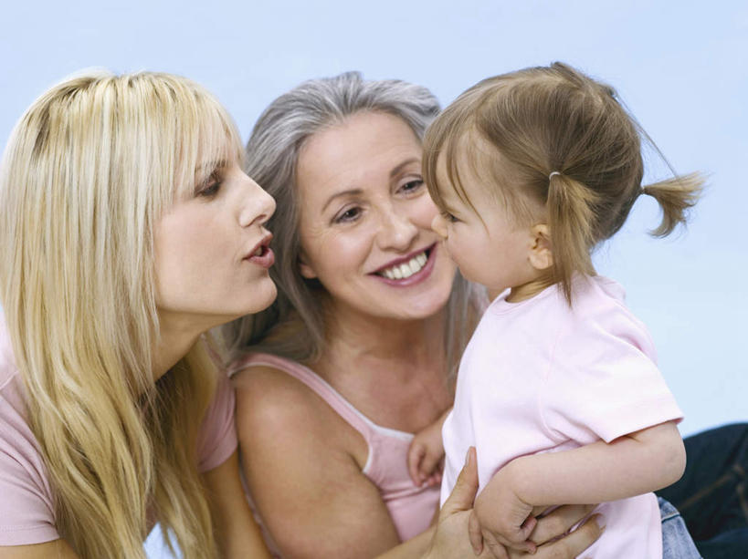 西方人,儿童,老年人,三个人,母亲,女儿,祖母,三代同堂,坐,抱,笑,说,微笑,露齿笑,竖图,室内,白天,正面,讨论,纯洁,欧洲,欧洲人,蓝色背景,服装,注视,休闲装,祖孙三代,小孩,衣服,观察,看,休闲,温暖,温馨,母女,休闲服,可爱,母爱,童年,童趣,摄影,服饰,影棚,奶奶,抱着,观看,祖孙,和睦,察看,搂着,关注,童真,烂漫,无邪,外婆,外孙女,外祖母,交流,天真,老年女性,年轻女性,女孩,女人,女性,白种人,孩子,年轻人,全家福,孙女,沟通,怀抱,讲话,交谈,搂,搂抱,商讨,说话,谈话,相抱,拥抱,坐着,半身,彩图,影棚拍摄,拍摄,融洽,女生,多代同堂,妈妈