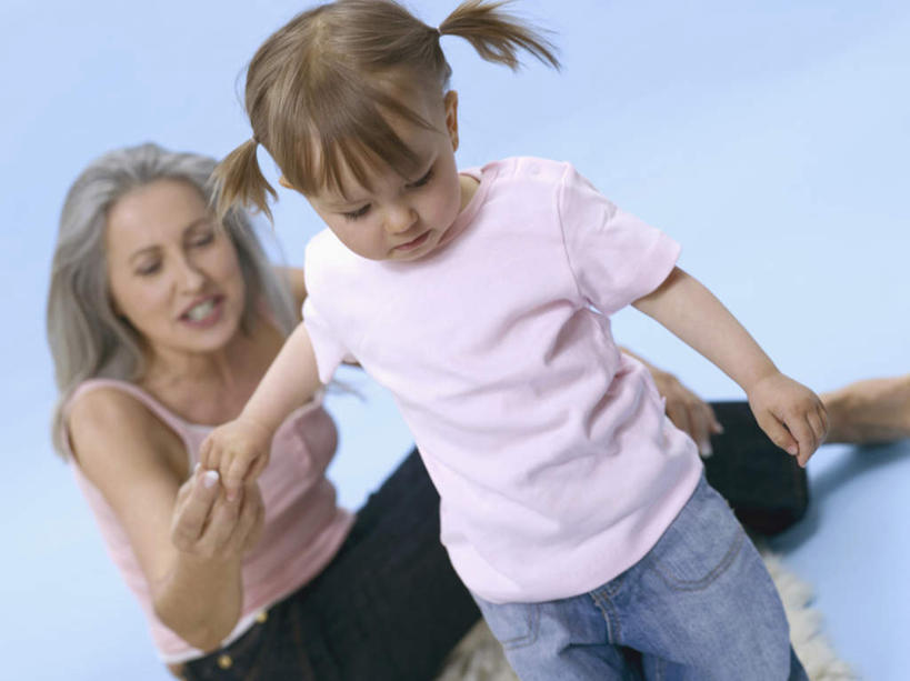 西方人,儿童,老年人,两个人,家庭,祖母,站,坐,握手,竖图,室内,白天,正面,纯洁,欧洲,欧洲人,蓝色背景,服装,注视,休闲装,小孩,衣服,观察,看,站着,休闲,温暖,温馨,一家人,休闲服,可爱,童年,童趣,摄影,服饰,影棚,奶奶,观看,祖孙,和睦,察看,关注,童真,烂漫,无邪,外婆,外孙女,外祖母,天真,老年女性,女孩,女人,女性,白种人,孩子,孙女,搀手,拉手,手搀手,手拉手,手牵手,手握手,站立,坐着,半身,彩图,影棚拍摄,拍摄,融洽,女生