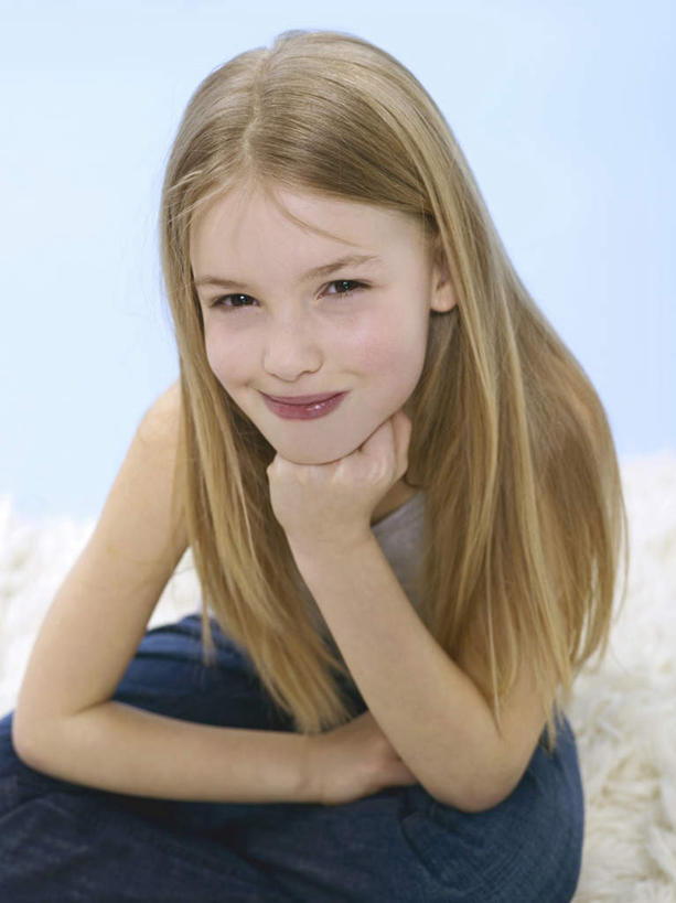 西方人,儿童,一个人,坐,笑,盘腿,微笑,竖图,室内,白天,正面,纯洁,纺织品,欧洲,欧洲人,仅一个女性,仅一个人,撑,蓝色背景,服装,裤子,装饰,毛毯,毯子,托腮,注视,牛仔裤,休闲装,纺织,小孩,衣服,垫子,观察,看,托,仅一个小孩,休闲,温暖,休闲服,可爱,童年,童趣,摄影,服饰,影棚,观看,华丽,修饰,点缀,察看,关注,托下巴,童真,烂漫,无邪,衬托,美观,雅致,雅观,天真,女孩,女人,女性,白种人,孩子,盘腿而坐,盘膝,盘着腿的,盘着腿坐,双腿交叉,坐着,半身,彩图,影棚拍摄,拍摄,女生