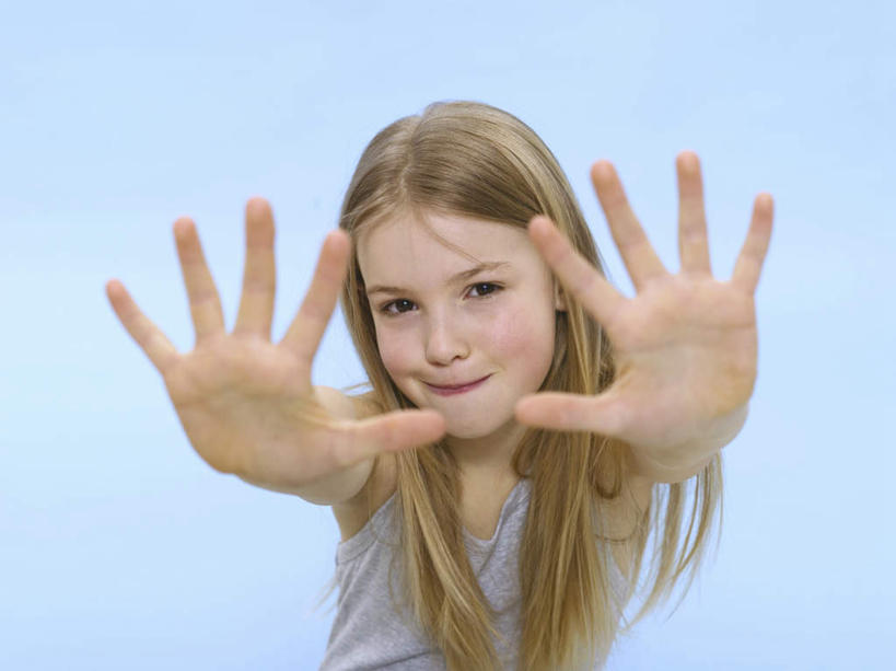 西方人,儿童,一个人,站,举,笑,微笑,竖图,室内,白天,正面,纯洁,欧洲,欧洲人,仅一个女性,仅一个人,蓝色背景,服装,注视,休闲装,小孩,衣服,观察,看,托,站着,仅一个小孩,休闲,休闲服,可爱,童年,童趣,摄影,服饰,影棚,观看,察看,关注,童真,烂漫,无邪,天真,女孩,女人,女性,白种人,孩子,举起,举手,举着,向上举,向上伸,向上托,站立,半身,彩图,影棚拍摄,拍摄,女生