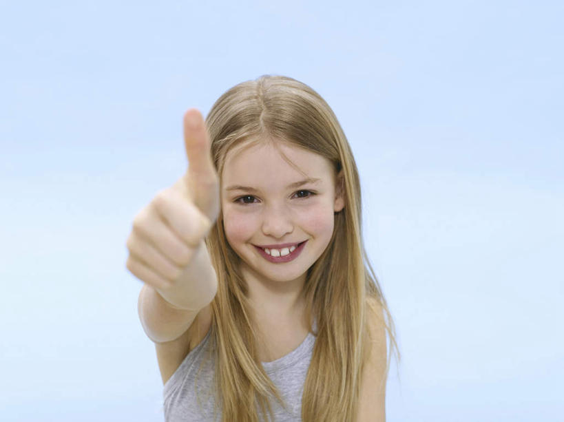 西方人,儿童,一个人,站,举,笑,微笑,露齿笑,竖图,室内,白天,正面,纯洁,智慧,欧洲,欧洲人,仅一个女性,仅一个人,蓝色背景,突出,服装,注视,休闲装,称赞,表扬,小孩,衣服,观察,看,手势,托,站着,仅一个小孩,休闲,休闲服,可爱,竖,童年,童趣,摄影,服饰,影棚,观看,翘,高,察看,夸奖,优秀,关注,童真,烂漫,无邪,好,妙,顺利,出色,超群,杰出,卓越,奇妙,聪明,天真,女孩,女人,女性,白种人,孩子,大拇指,举起,举手,举着,向上举,向上伸,向上托,站立,半身,彩图,影棚拍摄,拍摄,女生