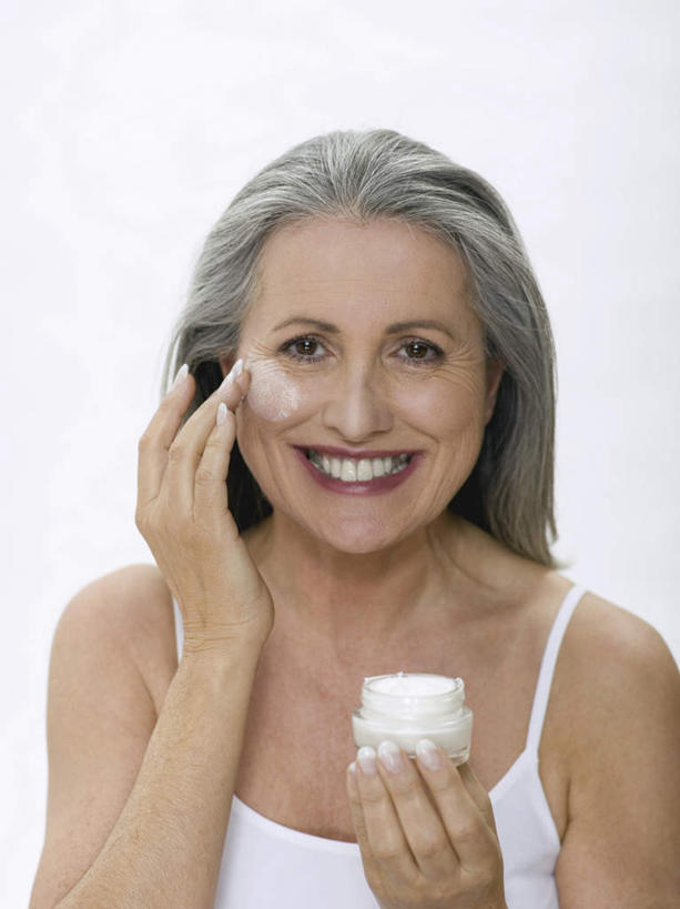 西方人,脸,头,脸颊,手,一个人,站,笑,微笑,露齿笑,竖图,室内,特写,白天,白色背景,正面,化妆,美容,吊带,欧洲,欧洲人,双手,仅一个女性,仅一个人,擦,抚摸,护肤,握,服装,美白,拿,拿着,注视,吊带衫,衣服,化妆品,观察,看,清洁,站着,保养,享受,休闲,手部,放松,去角质,擦拭,握着,保健,摄影,服饰,仅一个老年女性,影棚,观看,保湿,察看,滋润,衣着,护肤品,化妆用品,穿着,关注,去死皮,舒缓,养颜,去污,控油,紧肤,嫩肤,祛痘,去痘,祛角质,抗衰,再生,增白,补水,祛斑,抗皱,防皱,除皱,去皱,衣饰,揩擦,拭,老年女性,女人,女性,白种人,头部,脸部,脸蛋,面部,站立,半身,彩图,影棚拍摄,拍摄,轻抚