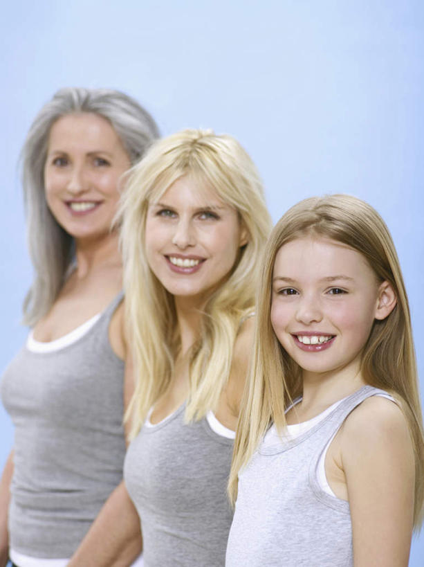 西方人,儿童,老年人,三个人,母亲,女儿,祖母,三代同堂,站,笑,微笑,露齿笑,竖图,室内,白天,正面,纯洁,吊带,欧洲,欧洲人,一排,蓝色背景,服装,整齐,扭头,注视,吊带衫,祖孙三代,排列,小孩,衣服,观察,看,站着,转头,温暖,温馨,母女,可爱,母爱,童年,童趣,摄影,服饰,影棚,奶奶,观看,祖孙,和睦,察看,衣着,穿着,队列,关注,童真,烂漫,无邪,外婆,外孙女,外祖母,衣饰,天真,老年女性,年轻女性,女孩,女人,女性,白种人,孩子,年轻人,全家福,孙女,站立,半身,彩图,影棚拍摄,拍摄,融洽,女生,多代同堂,妈妈