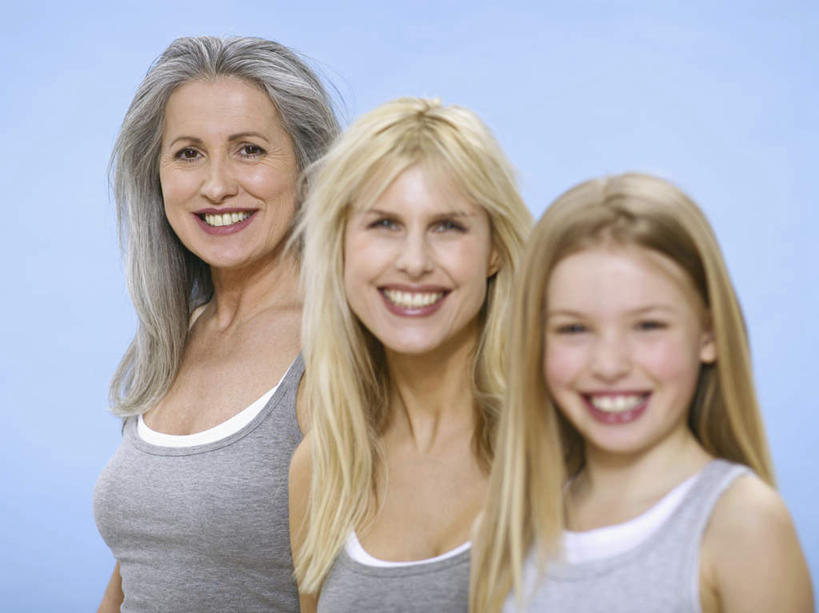 西方人,儿童,老年人,三个人,母亲,女儿,祖母,三代同堂,站,笑,微笑,露齿笑,竖图,室内,白天,正面,纯洁,吊带,欧洲,欧洲人,一排,蓝色背景,服装,整齐,扭头,注视,吊带衫,祖孙三代,排列,小孩,衣服,观察,看,站着,转头,温暖,温馨,母女,可爱,母爱,童年,童趣,摄影,服饰,影棚,奶奶,观看,祖孙,和睦,察看,衣着,穿着,队列,关注,童真,烂漫,无邪,外婆,外孙女,外祖母,衣饰,天真,老年女性,年轻女性,女孩,女人,女性,白种人,孩子,年轻人,全家福,孙女,站立,半身,彩图,影棚拍摄,拍摄,融洽,女生,多代同堂,妈妈