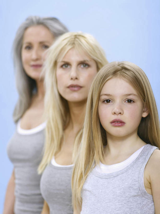 西方人,儿童,老年人,三个人,母亲,女儿,祖母,三代同堂,站,竖图,室内,白天,正面,纯洁,吊带,欧洲,欧洲人,一排,蓝色背景,服装,整齐,扭头,注视,吊带衫,祖孙三代,排列,小孩,衣服,观察,看,站着,转头,温暖,温馨,母女,可爱,母爱,童年,童趣,摄影,服饰,影棚,奶奶,观看,祖孙,和睦,察看,衣着,穿着,队列,关注,童真,烂漫,无邪,外婆,外孙女,外祖母,衣饰,天真,老年女性,年轻女性,女孩,女人,女性,白种人,孩子,年轻人,全家福,孙女,站立,半身,彩图,影棚拍摄,拍摄,融洽,女生,多代同堂,妈妈