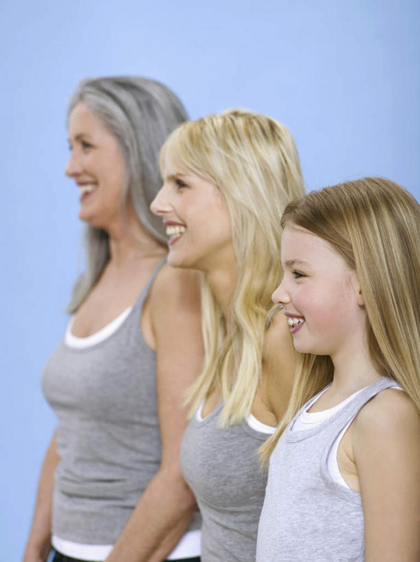 西方人,儿童,老年人,三个人,母亲,女儿,祖母,三代同堂,站,笑,微笑,露齿笑,竖图,室内,白天,侧面,纯洁,吊带,欧洲,欧洲人,一排,蓝色背景,服装,整齐,扭头,注视,吊带衫,祖孙三代,排列,小孩,衣服,观察,看,站着,转头,温暖,温馨,母女,可爱,母爱,童年,童趣,摄影,服饰,影棚,奶奶,观看,祖孙,和睦,察看,衣着,穿着,队列,关注,童真,烂漫,无邪,外婆,外孙女,外祖母,衣饰,天真,老年女性,年轻女性,女孩,女人,女性,白种人,孩子,年轻人,全家福,孙女,站立,半身,彩图,影棚拍摄,拍摄,融洽,女生,多代同堂,妈妈