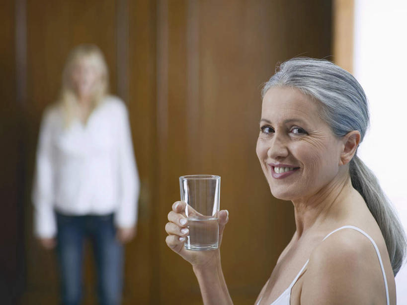 西方人,两个人,家庭,母亲,女儿,站,笑,微笑,露齿笑,横图,室内,白天,侧面,水,杯子,欧洲,欧洲人,握,服装,朦胧,模糊,液体,拿,拿着,注视,休闲装,饮用水,玻璃制品,一个,衣服,水杯,矿泉水,观察,看,站着,休闲,温暖,温馨,母女,一家人,休闲服,母爱,握着,服饰,单个,观看,和睦,察看,关注,蒸馏水,老年女性,女人,女性,中年女性,白种人,玻璃杯,站立,半身,彩图,融洽