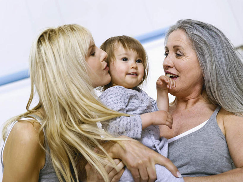 西方人,儿童,老年人,三个人,母亲,女儿,祖母,三代同堂,坐,抱,笑,微笑,露齿笑,横图,室外,白天,正面,旅游,度假,纯洁,海浪,海洋,美景,沙滩,欧洲,欧洲人,服装,沙子,海岸,景观,浪花,沙地,注视,休闲装,娱乐,祖孙三代,小孩,衣服,自然,海水,观察,看,享受,休闲,温暖,温馨,母女,休闲服,景色,放松,可爱,母爱,童年,童趣,服饰,奶奶,抱着,观看,祖孙,和睦,察看,搂着,关注,自然风光,海景,童真,烂漫,无邪,外婆,外孙女,外祖母,天真,老年女性,年轻女性,女孩,女人,女性,白种人,孩子,年轻人,全家福,孙女,大海,风浪,海,海水的波动,海滩,近岸浪,涌浪,怀抱,搂,搂抱,相抱,拥抱,坐着,半身,彩图,融洽,女生,多代同堂,妈妈