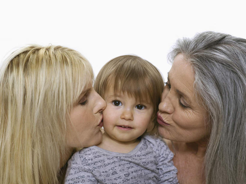 西方人,儿童,老年人,脸,头,脸颊,三个人,母亲,女儿,祖母,三代同堂,笑,吻,微笑,露齿笑,横图,室内,特写,白天,白色背景,正面,纯洁,欧洲,欧洲人,服装,注视,休闲装,祖孙三代,小孩,衣服,观察,看,休闲,温暖,温馨,母女,休闲服,可爱,母爱,童年,童趣,摄影,服饰,影棚,奶奶,观看,祖孙,和睦,察看,关注,童真,烂漫,无邪,外婆,外孙女,外祖母,天真,老年女性,年轻女性,女孩,女人,女性,白种人,孩子,年轻人,头部,脸部,脸蛋,面部,全家福,孙女,亲,亲吻,半身,彩图,影棚拍摄,拍摄,融洽,女生,多代同堂,妈妈