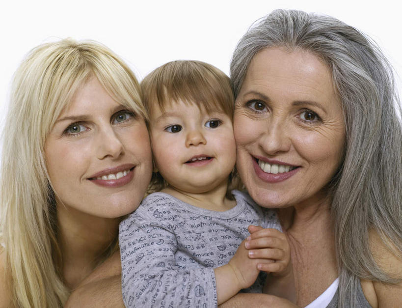 西方人,儿童,老年人,脸,头,脸颊,三个人,母亲,女儿,祖母,三代同堂,抱,笑,微笑,露齿笑,横图,室内,特写,白天,白色背景,正面,纯洁,欧洲,欧洲人,服装,注视,休闲装,祖孙三代,小孩,衣服,观察,看,休闲,温暖,温馨,母女,休闲服,可爱,母爱,童年,童趣,摄影,服饰,影棚,奶奶,抱着,观看,祖孙,和睦,察看,搂着,关注,童真,烂漫,无邪,外婆,外孙女,外祖母,天真,老年女性,年轻女性,女孩,女人,女性,白种人,孩子,年轻人,头部,脸部,脸蛋,面部,全家福,孙女,怀抱,搂,搂抱,相抱,拥抱,半身,彩图,影棚拍摄,拍摄,融洽,女生,多代同堂,妈妈