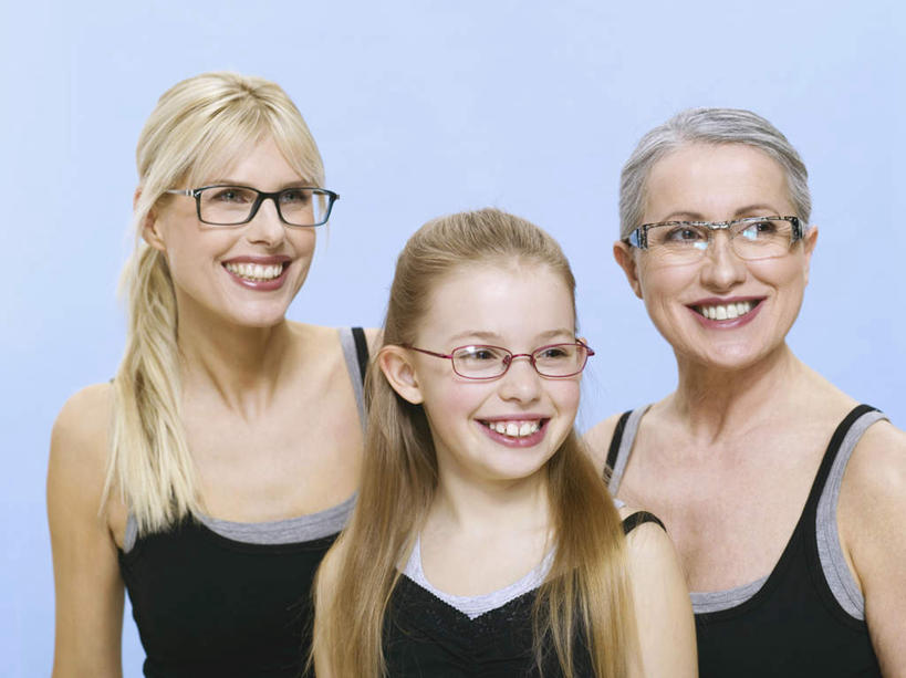 西方人,儿童,老年人,脸,头,脸颊,脖子,三个人,母亲,女儿,祖母,三代同堂,站,笑,微笑,露齿笑,横图,室内,特写,白天,正面,纯洁,吊带,欧洲,欧洲人,蓝色背景,服装,眼镜,注视,吊带衫,祖孙三代,小孩,衣服,观察,看,站着,温暖,温馨,母女,可爱,母爱,童年,童趣,摄影,服饰,影棚,奶奶,观看,祖孙,和睦,察看,衣着,穿着,关注,近视眼镜,童真,烂漫,无邪,外婆,外孙女,外祖母,衣饰,天真,老年女性,年轻女性,女孩,女人,女性,白种人,孩子,年轻人,头部,脖,颈,颈部,脸部,脸蛋,面部,全家福,孙女,站立,半身,彩图,影棚拍摄,拍摄,融洽,女生,多代同堂,妈妈