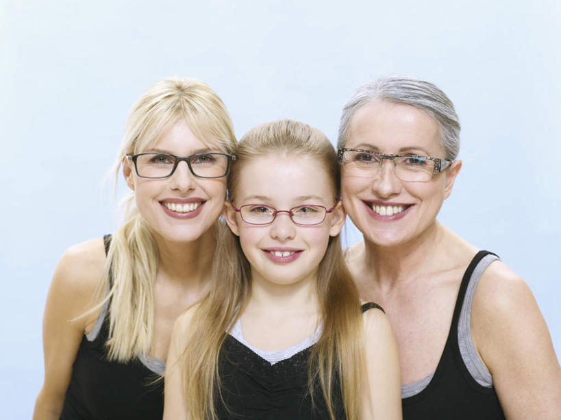 西方人,儿童,老年人,脸,头,脸颊,脖子,三个人,母亲,女儿,祖母,三代同堂,站,笑,微笑,露齿笑,横图,室内,特写,白天,正面,纯洁,吊带,欧洲,欧洲人,蓝色背景,服装,眼镜,注视,吊带衫,祖孙三代,小孩,衣服,观察,看,站着,温暖,温馨,母女,可爱,母爱,童年,童趣,摄影,服饰,影棚,奶奶,观看,祖孙,和睦,察看,衣着,穿着,关注,近视眼镜,童真,烂漫,无邪,外婆,外孙女,外祖母,衣饰,天真,老年女性,年轻女性,女孩,女人,女性,白种人,孩子,年轻人,头部,脖,颈,颈部,脸部,脸蛋,面部,全家福,孙女,站立,半身,彩图,影棚拍摄,拍摄,融洽,女生,多代同堂,妈妈