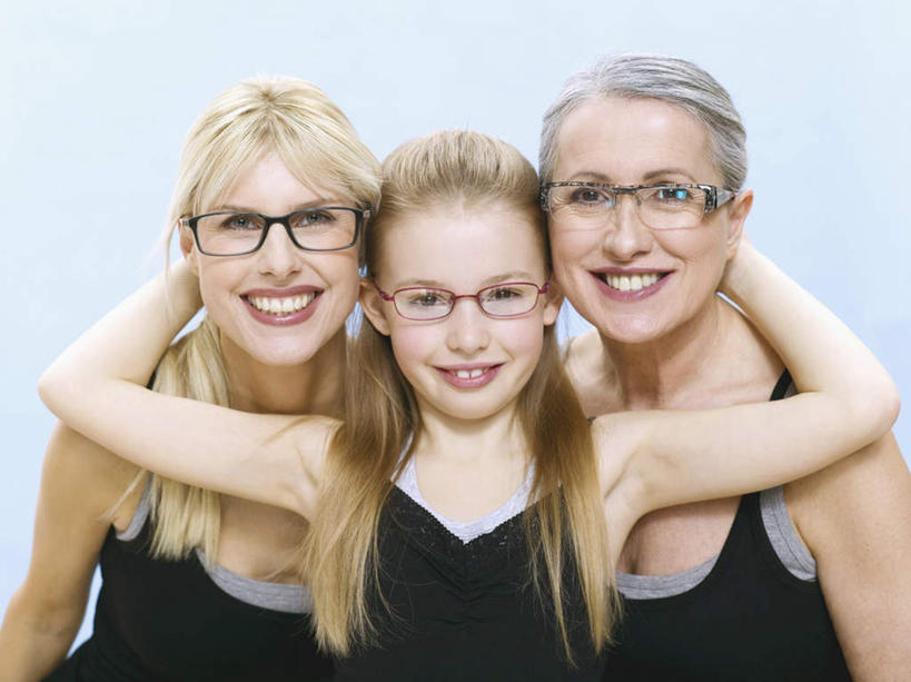 西方人,儿童,老年人,脸,头,脸颊,脖子,三个人,母亲,女儿,祖母,三代同堂,站,抱,笑,微笑,露齿笑,横图,室内,特写,白天,正面,纯洁,吊带,欧洲,欧洲人,蓝色背景,服装,眼镜,注视,吊带衫,祖孙三代,小孩,衣服,观察,看,站着,温暖,温馨,母女,可爱,母爱,童年,童趣,摄影,服饰,影棚,奶奶,抱着,观看,祖孙,和睦,察看,搂着,衣着,穿着,关注,近视眼镜,童真,烂漫,无邪,外婆,外孙女,外祖母,衣饰,天真,老年女性,年轻女性,女孩,女人,女性,白种人,孩子,年轻人,头部,脖,颈,颈部,脸部,脸蛋,面部,全家福,孙女,怀抱,搂,搂抱,相抱,拥抱,站立,半身,彩图,影棚拍摄,拍摄,融洽,女生,多代同堂,妈妈