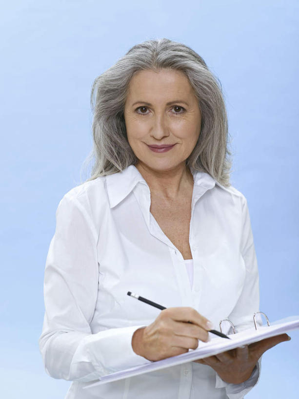 西方人,一个人,商务人士,商务女性,站,竖图,室内,白天,正面,欧洲,欧洲人,仅一个女性,仅一个人,握,蓝色背景,套装,笔,材料,档案,文件,纸,办公用品,拿,拿着,注视,水笔,文具,手稿,学习用品,资料,观察,看,站着,握着,摄影,仅一个老年女性,影棚,观看,文具用品,证明,察看,关注,文档,商务装,工薪阶层,老年女性,女人,女性,白种人,白领,上班族,站立,半身,彩图,影棚拍摄,拍摄