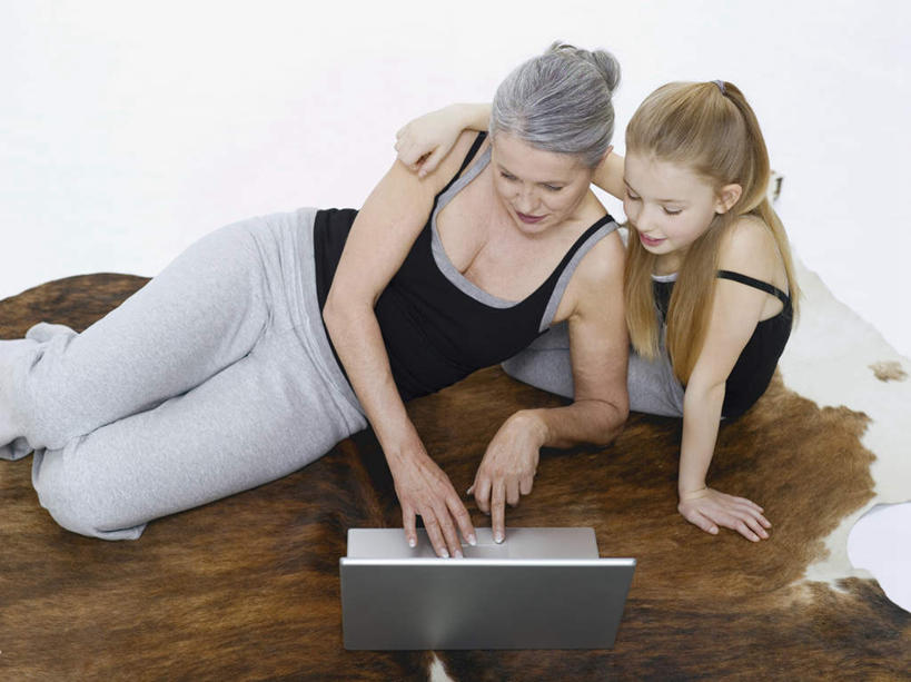 西方人,儿童,老年人,两个人,家庭,祖母,笑,微笑,露齿笑,横图,俯视,室内,白天,纯洁,电脑,笔记本电脑,地毯,吊带,欧洲,欧洲人,撑,敲打,服装,装饰,编织,网络,手工艺品,织物,注视,吊带衫,输入,通讯设备,小孩,衣服,工艺品,打字,观察,看,趴着,温暖,温馨,一家人,可爱,童年,童趣,服饰,奶奶,观看,祖孙,点击,华丽,修饰,敲击,点缀,和睦,察看,无线,撑着,衣着,穿着,关注,通信设备,无线网络,无线上网,便携式电脑,童真,烂漫,无邪,外婆,外孙女,外祖母,衬托,美观,雅致,雅观,衣饰,天真,按键,手提电脑,老年女性,女孩,女人,女性,白种人,孩子,孙女,趴,半身,彩图,高角度拍摄,融洽,女生