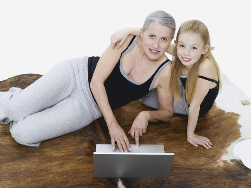 西方人,儿童,老年人,两个人,家庭,祖母,笑,微笑,露齿笑,横图,俯视,室内,白天,纯洁,电脑,笔记本电脑,地毯,吊带,欧洲,欧洲人,撑,敲打,服装,装饰,编织,网络,手工艺品,织物,注视,吊带衫,输入,通讯设备,小孩,衣服,工艺品,打字,观察,看,趴着,温暖,温馨,一家人,可爱,童年,童趣,服饰,奶奶,观看,祖孙,点击,华丽,修饰,敲击,点缀,和睦,察看,无线,撑着,衣着,穿着,关注,通信设备,无线网络,无线上网,便携式电脑,童真,烂漫,无邪,外婆,外孙女,外祖母,衬托,美观,雅致,雅观,衣饰,天真,按键,手提电脑,老年女性,女孩,女人,女性,白种人,孩子,孙女,趴,抬头,仰头,半身,彩图,高角度拍摄,融洽,女生