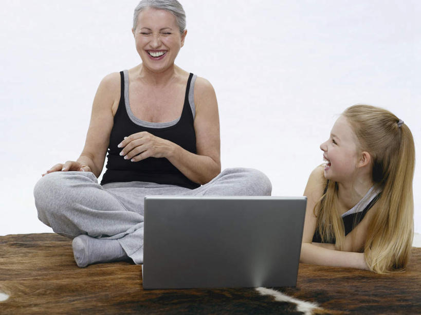 西方人,儿童,老年人,两个人,家庭,祖母,坐,笑,盘腿,微笑,露齿笑,横图,室内,白天,正面,纯洁,电脑,笔记本电脑,地毯,吊带,欧洲,欧洲人,服装,装饰,编织,网络,手工艺品,织物,注视,吊带衫,通讯设备,小孩,衣服,工艺品,观察,看,趴着,温暖,温馨,一家人,可爱,童年,童趣,服饰,奶奶,观看,祖孙,华丽,修饰,点缀,和睦,察看,无线,衣着,穿着,关注,通信设备,无线网络,无线上网,便携式电脑,童真,烂漫,无邪,外婆,外孙女,外祖母,衬托,美观,雅致,雅观,衣饰,天真,手提电脑,老年女性,女孩,女人,女性,白种人,孩子,孙女,趴,盘腿而坐,盘膝,盘着腿的,盘着腿坐,双腿交叉,坐着,彩图,全身,融洽,女生