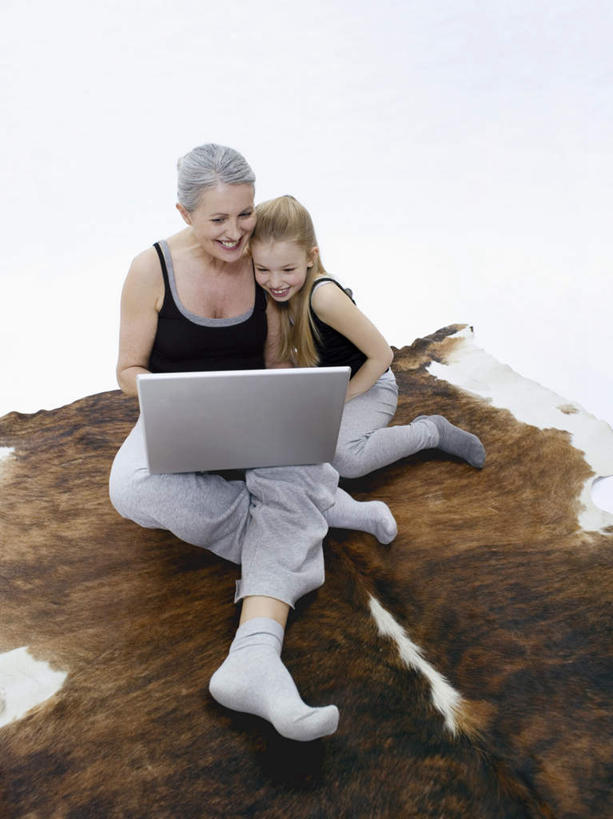 西方人,儿童,老年人,两个人,家庭,祖母,坐,笑,微笑,露齿笑,竖图,俯视,室内,白天,纯洁,电脑,笔记本电脑,地毯,吊带,欧洲,欧洲人,敲打,服装,装饰,编织,网络,手工艺品,织物,注视,吊带衫,输入,通讯设备,小孩,衣服,工艺品,打字,观察,看,温暖,温馨,一家人,可爱,童年,童趣,服饰,奶奶,观看,祖孙,点击,华丽,修饰,敲击,点缀,和睦,察看,无线,衣着,穿着,关注,通信设备,无线网络,无线上网,便携式电脑,童真,烂漫,无邪,外婆,外孙女,外祖母,衬托,美观,雅致,雅观,衣饰,天真,按键,手提电脑,老年女性,女孩,女人,女性,白种人,孩子,孙女,坐着,彩图,高角度拍摄,全身,融洽,女生