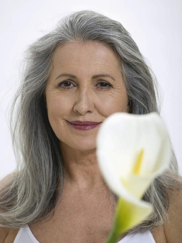 西方人,脸,头,脸颊,一个人,站,笑,微笑,竖图,室内,特写,白天,白色背景,正面,纯洁,马蹄莲,吊带,欧洲,欧洲人,仅一个女性,仅一个人,服装,朦胧,模糊,盛开,花蕾,注视,吊带衫,花,花瓣,花朵,鲜花,虔诚,一朵,衣服,花苞,花蕊,观察,看,站着,摄影,服饰,仅一个老年女性,影棚,观看,希望,优雅,察看,衣着,穿着,高贵,关注,纯净,马蹄兰,博爱,永恒,尊贵,高洁,慈菇花,衣饰,圣洁,水芋,水芋马,老年女性,女人,女性,白种人,头部,脸部,脸蛋,面部,站立,半身,彩图,影棚拍摄,拍摄