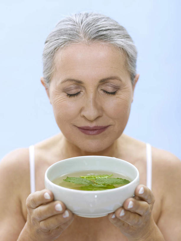 西方人,脸,头,脸颊,手,一个人,站,闭眼,捧,竖图,室内,特写,白天,正面,幸福,茶,吊带,欧洲,欧洲人,双手,仅一个女性,仅一个人,蓝色背景,服装,陶瓷,茶叶,陶瓷制品,饮品,吊带衫,娱乐,一个,衣服,容器,碗,花茶,站着,享受,休闲,温馨,手部,放松,乐趣,保健,养生,摄影,服饰,仅一个老年女性,影棚,单个,储藏,花草茶,舒适,衣着,储存,穿着,香花茶,香片,熏花茶,衣饰,老年女性,女人,女性,白种人,头部,脸部,脸蛋,面部,闭眼睛,闭着眼,闭着眼睛,端,端着,捧着,手捧,站立,半身,彩图,影棚拍摄,拍摄,贮存