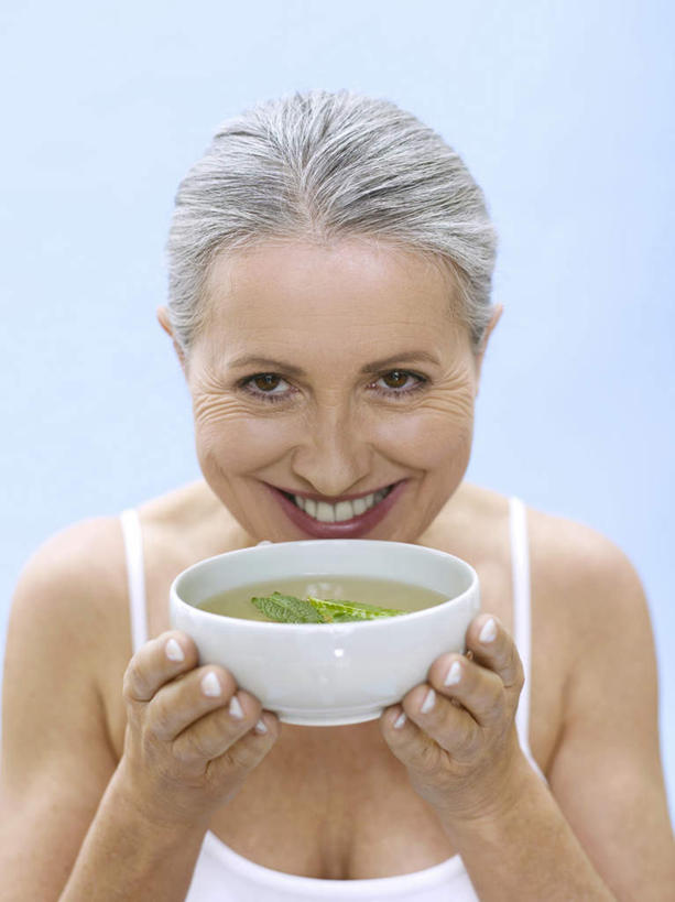 西方人,脸,头,脸颊,手,一个人,站,捧,笑,微笑,露齿笑,竖图,室内,特写,白天,正面,幸福,茶,吊带,欧洲,欧洲人,双手,仅一个女性,仅一个人,蓝色背景,服装,陶瓷,茶叶,陶瓷制品,饮品,吊带衫,娱乐,闻,一个,衣服,容器,碗,花茶,站着,享受,休闲,温馨,手部,放松,乐趣,保健,养生,摄影,服饰,仅一个老年女性,影棚,单个,储藏,花草茶,嗅,舒适,衣着,储存,穿着,香花茶,香片,熏花茶,衣饰,老年女性,女人,女性,白种人,头部,脸部,脸蛋,面部,端,端着,捧着,手捧,站立,半身,彩图,影棚拍摄,拍摄,贮存