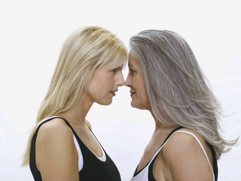 西方人,脸,头,脸颊,两个人,家庭,母亲,女儿,站,横图,室内,白天,白色背景,侧面,吊带,欧洲,欧洲人,服装,注视,吊带衫,相视,衣服,观察,看,站着,温暖,温馨,母女,一家人,面对面,母爱,摄影,服饰,影棚,观看,对视,和睦,察看,互视,衣着,穿着,关注,相对,相看,衣饰,老年女性,女人,女性,中年女性,白种人,头部,脸部,脸蛋,面部,站立,半身,彩图,影棚拍摄,拍摄,融洽