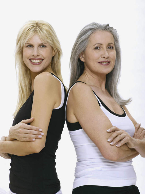 西方人,两个人,家庭,母亲,女儿,站,笑,双手交叉,微笑,露齿笑,竖图,室内,白天,白色背景,侧面,安全,吊带,欧洲,欧洲人,服装,依靠,注视,吊带衫,衣服,观察,看,倚靠,站着,背靠背,温暖,温馨,母女,一家人,母爱,背对背,摄影,服饰,影棚,观看,和睦,察看,双手抱胸,衣着,穿着,关注,衣饰,信任,老年女性,女人,女性,中年女性,白种人,站立,半身,彩图,影棚拍摄,拍摄,融洽