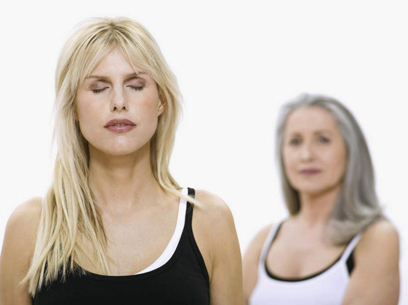 西方人,脸,头,脸颊,两个人,家庭,母亲,女儿,站,闭眼,横图,室内,特写,白天,白色背景,正面,吊带,欧洲,欧洲人,服装,注视,吊带衫,衣服,观察,看,站着,温暖,温馨,母女,一家人,母爱,摄影,服饰,影棚,观看,和睦,察看,衣着,穿着,关注,衣饰,老年女性,女人,女性,中年女性,白种人,头部,脸部,脸蛋,面部,闭眼睛,闭着眼,闭着眼睛,站立,半身,彩图,影棚拍摄,拍摄,融洽