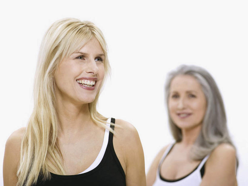 西方人,脸,头,脸颊,两个人,家庭,母亲,女儿,站,笑,微笑,露齿笑,横图,室内,特写,白天,白色背景,正面,吊带,欧洲,欧洲人,服装,注视,吊带衫,衣服,观察,看,站着,温暖,温馨,母女,一家人,母爱,摄影,服饰,影棚,观看,和睦,察看,衣着,穿着,关注,衣饰,老年女性,女人,女性,中年女性,白种人,头部,脸部,脸蛋,面部,站立,半身,彩图,影棚拍摄,拍摄,融洽