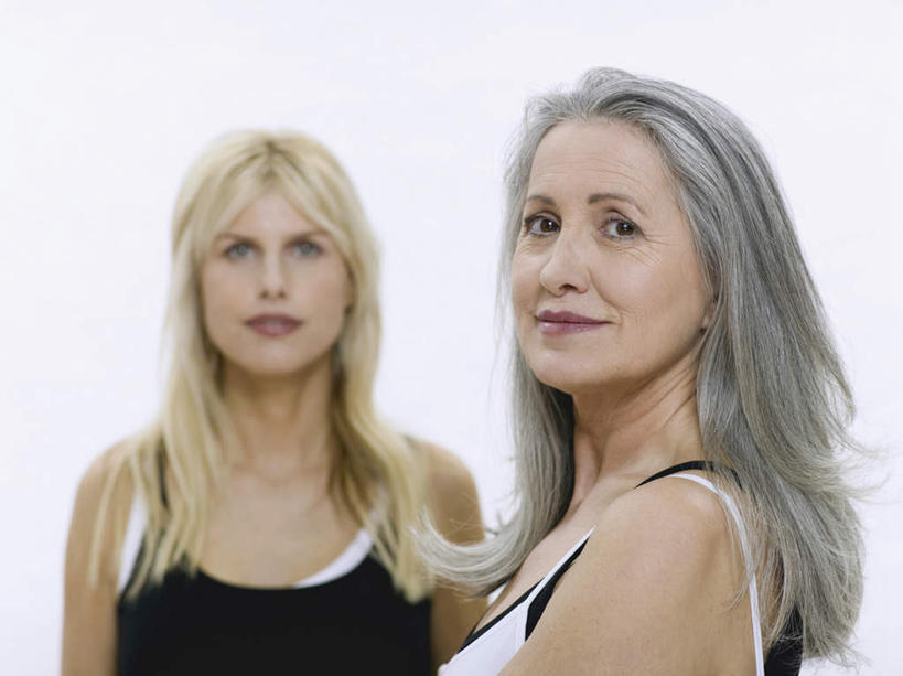 西方人,脸,头,脸颊,两个人,家庭,母亲,女儿,站,横图,室内,特写,白天,白色背景,正面,吊带,欧洲,欧洲人,服装,扭头,注视,吊带衫,衣服,观察,看,站着,转头,温暖,温馨,母女,一家人,母爱,摄影,服饰,影棚,观看,和睦,察看,衣着,穿着,关注,衣饰,老年女性,女人,女性,中年女性,白种人,头部,脸部,脸蛋,面部,站立,半身,彩图,影棚拍摄,拍摄,融洽