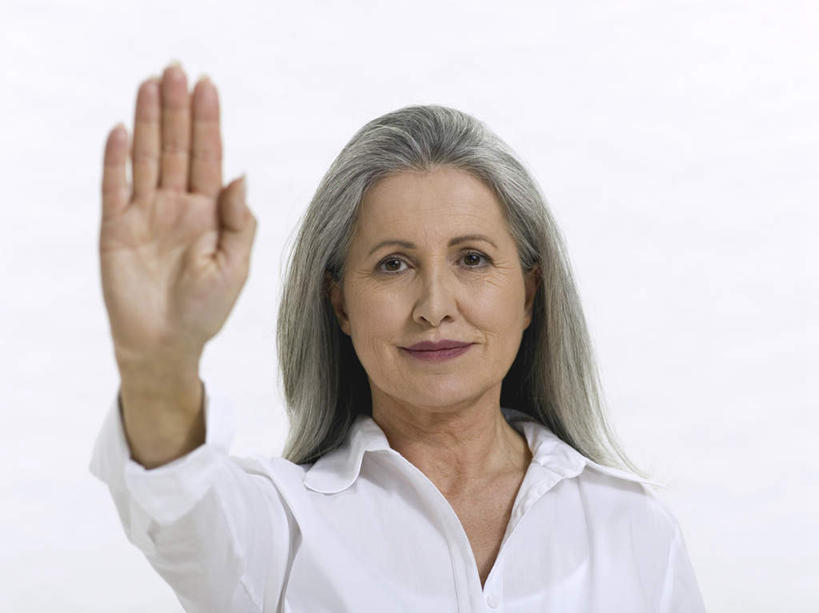 西方人,脸,头,脸颊,手,一个人,站,举,笑,微笑,横图,室内,特写,白天,白色背景,正面,欧洲,欧洲人,仅一个女性,仅一个人,服装,注视,休闲装,衣服,白色,观察,看,托,站着,休闲,手部,休闲服,摄影,服饰,仅一个老年女性,影棚,观看,单手,察看,关注,老年女性,女人,女性,白种人,头部,脸部,脸蛋,面部,举起,举手,举着,向上举,向上伸,向上托,站立,半身,彩图,影棚拍摄,拍摄