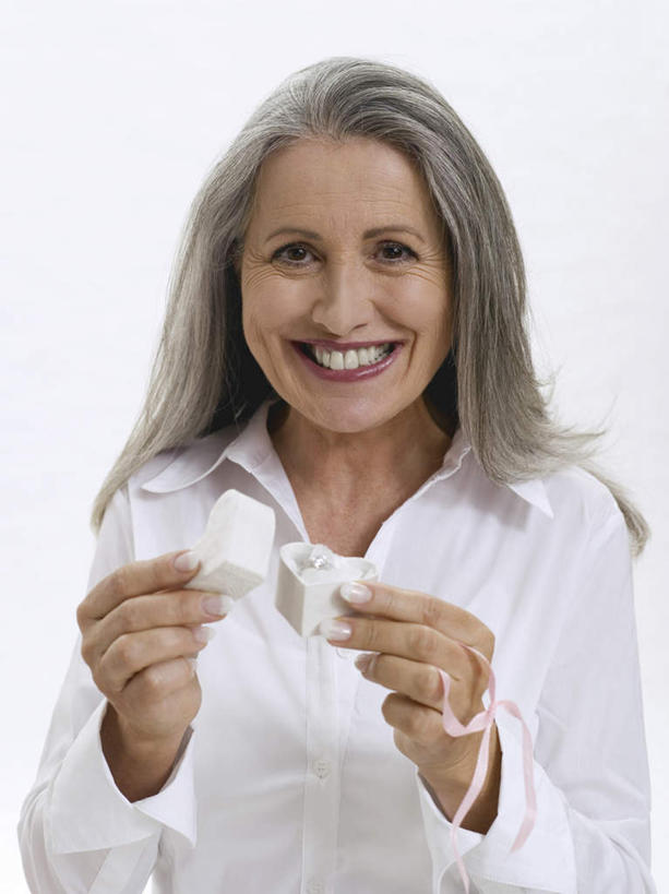 西方人,脸,头,脸颊,手,一个人,笑,微笑,露齿笑,竖图,室内,特写,白天,白色背景,正面,爱情,礼盒,礼物,欧洲,欧洲人,双手,仅一个女性,仅一个人,握,服装,爱心,纸盒,浪漫,拿,拿着,注视,休闲装,盒子,一个,衣服,白色,包装盒,礼品盒,观察,看,休闲,温暖,温馨,心形,手部,休闲服,恩爱,握着,摄影,服饰,礼品,仅一个老年女性,影棚,单个,观看,和睦,察看,关注,老年女性,女人,女性,白种人,心型,头部,脸部,脸蛋,面部,半身,彩图,影棚拍摄,拍摄,融洽