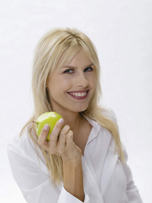 西方人,脸,头,脸颊,手,一个人,站,笑,微笑,露齿笑,竖图,室内,特写,白天,白色背景,正面,苹果,水果,欧洲,欧洲人,仅一个女性,仅一个人,握,服装,新鲜,生食,食品,果实,拿,拿着,注视,休闲装,食物,一个,衣服,绿色,观察,看,站着,仅一个中年女性,休闲,手部,休闲服,握着,摄影,服饰,有机食品,绿色食品,影棚,单个,观看,单手,察看,关注,女人,女性,中年女性,白种人,头部,脸部,脸蛋,面部,站立,半身,彩图,影棚拍摄,拍摄
